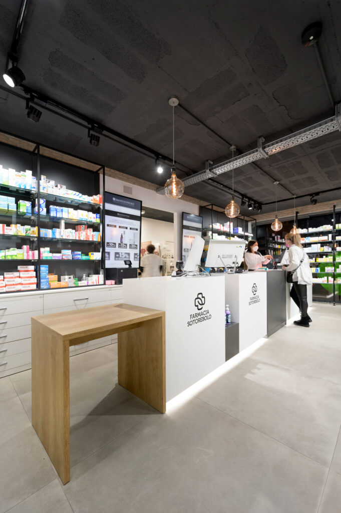 Farmacia de techos altos Sotorebolo, reformada por Inside Pharmacy.