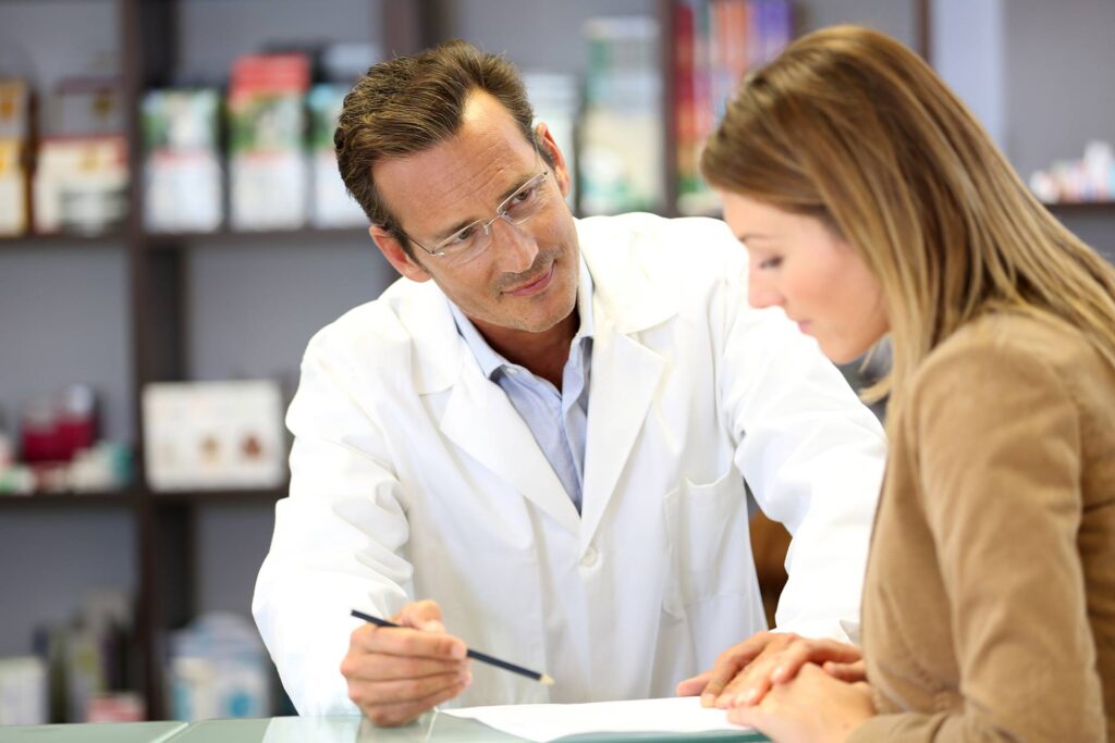 trabajador farmacéutico y cliente en el convenio de farmacia