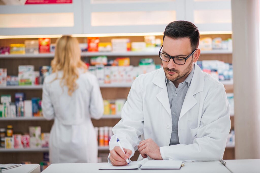 empleados y farmacéuticos en el convenio de farmacia
