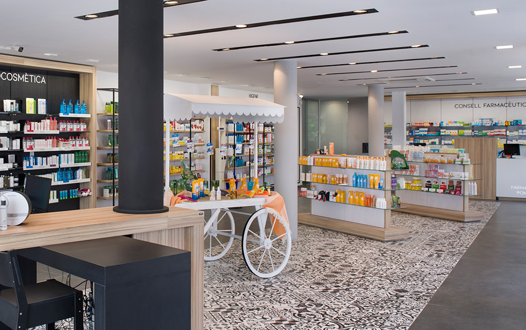 Decoración de farmacias, cremas solares para el verano