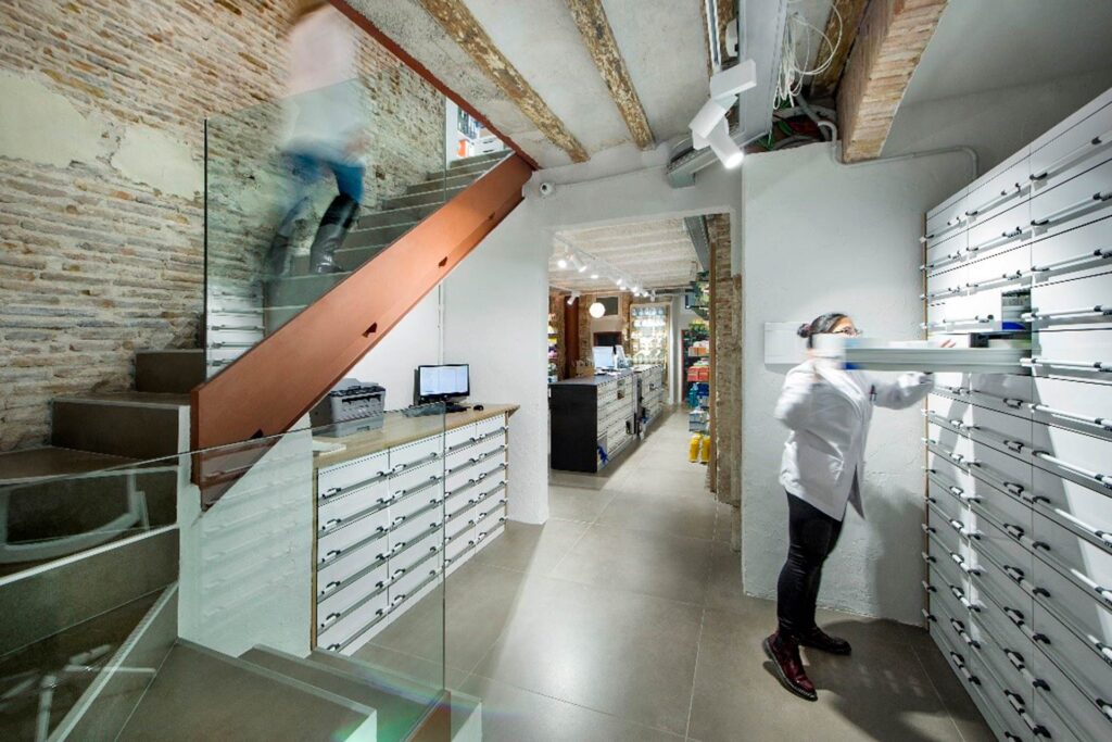 Diseño interior de un almacén de farmacia