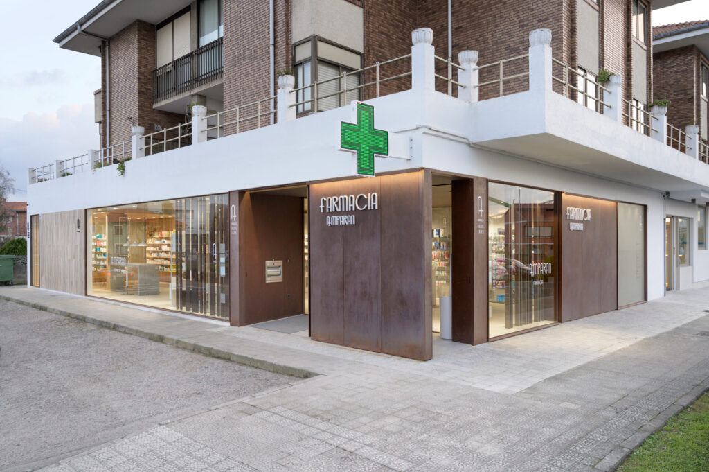 Escaparate de la Farmacia Amparan.