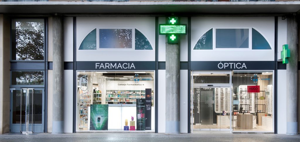 Escaparates con pantallas LED en farmacias