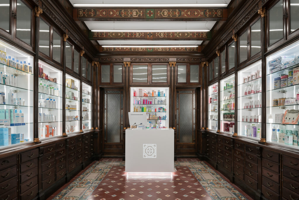 Farmacia con interiores antiguos.