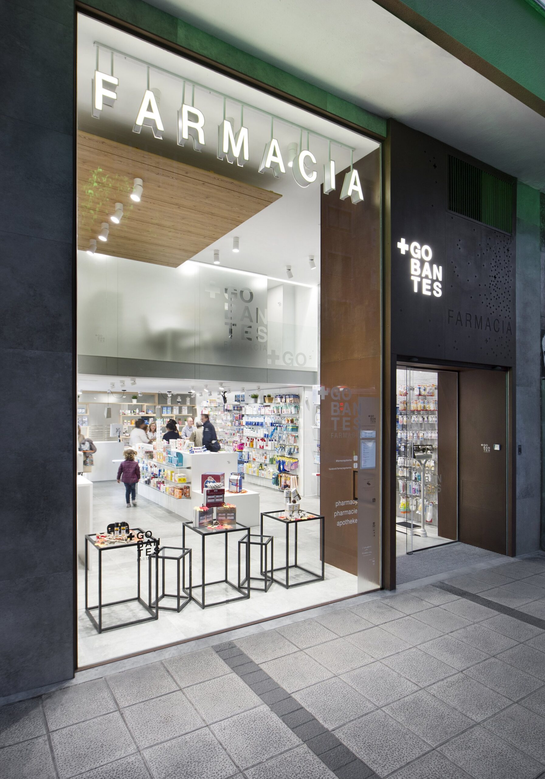 Escaparate de la Farmacia Gobantes.