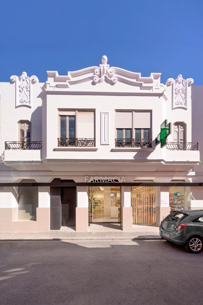Fachada de la farmacia Gil Llager.
