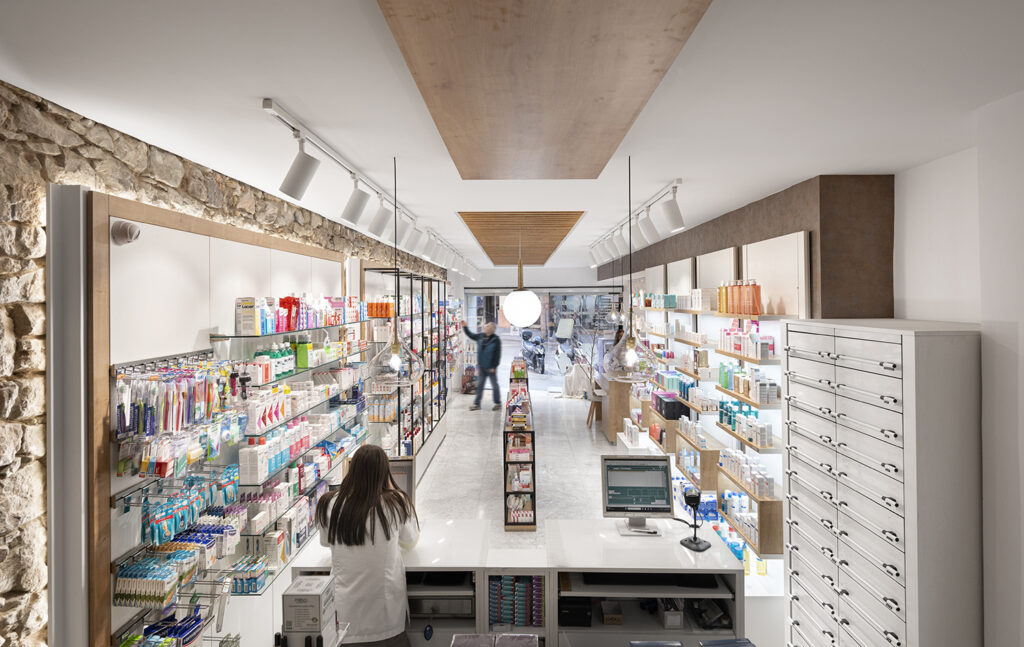 Farmacia Oltra y su personal.