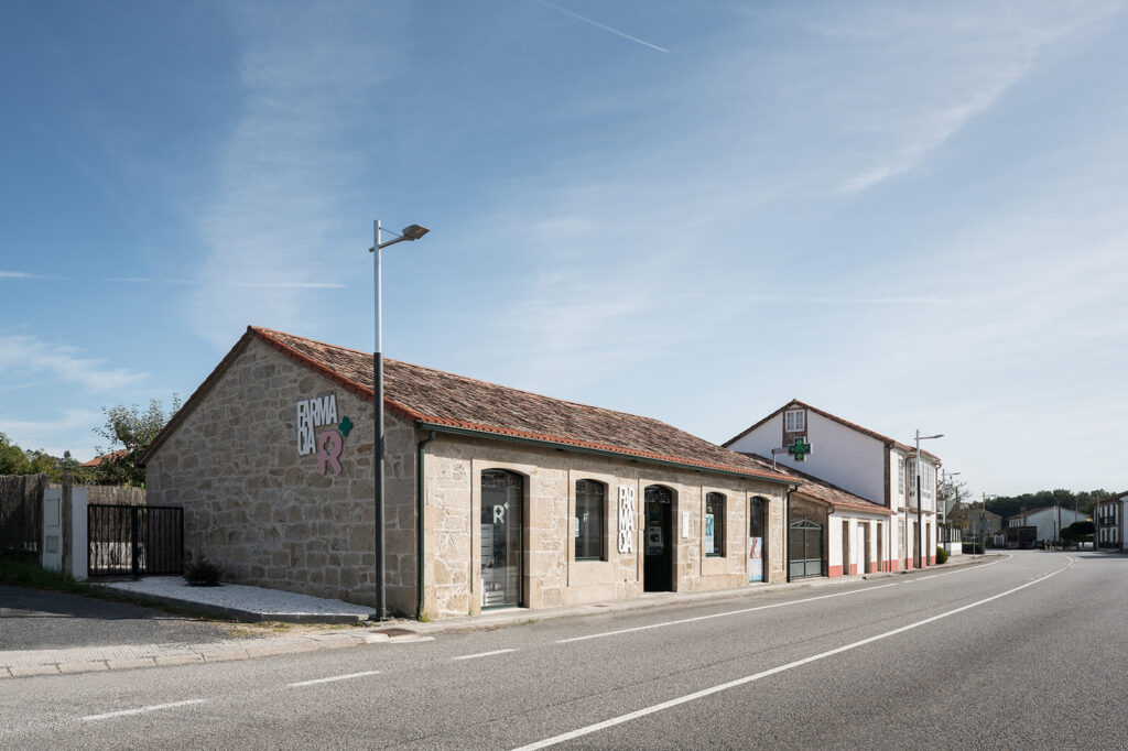 Exterior de una farmacia rural por Inside Pharmacy.