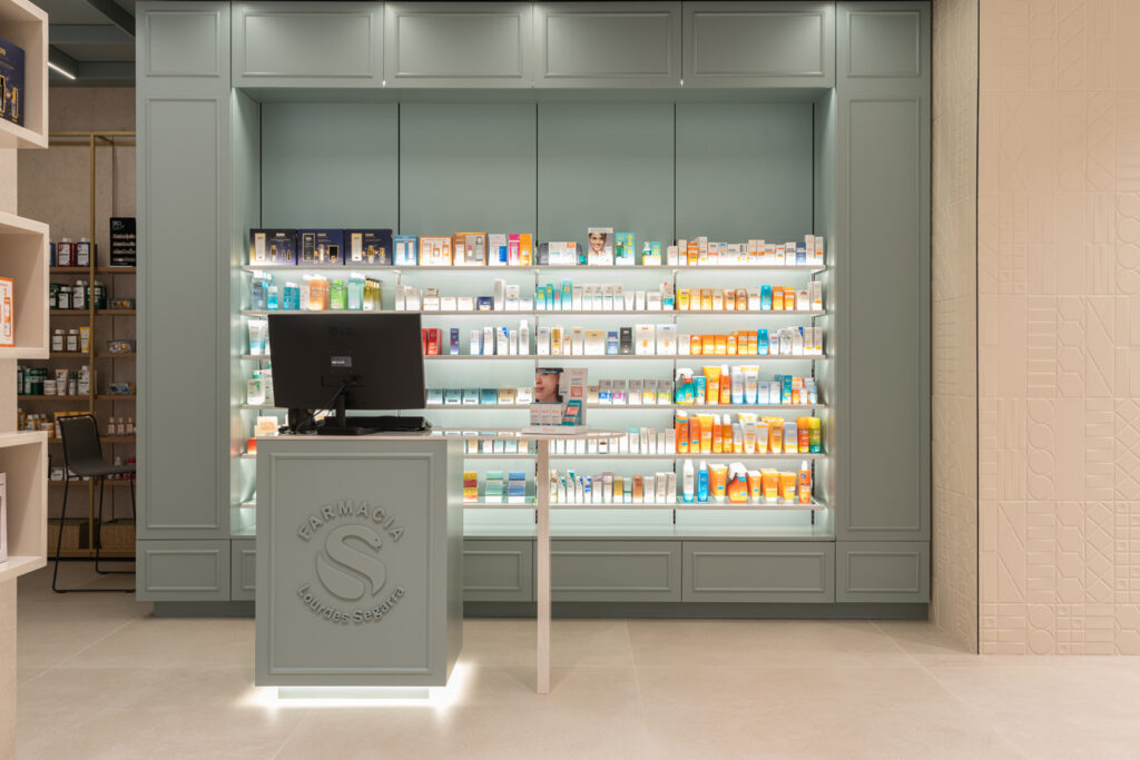 Farmacia Lourdes Segarra, diseñada y reformada por Inside Pharmacy.