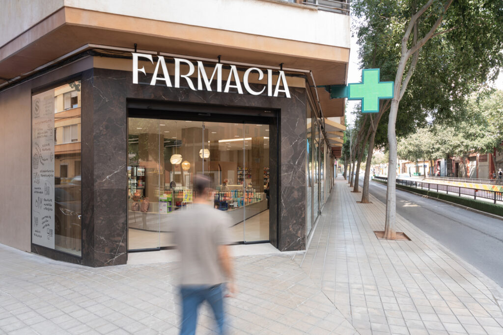 Farmacia Lourdes Segarra, diseñada y reformada por Inside Pharmacy.