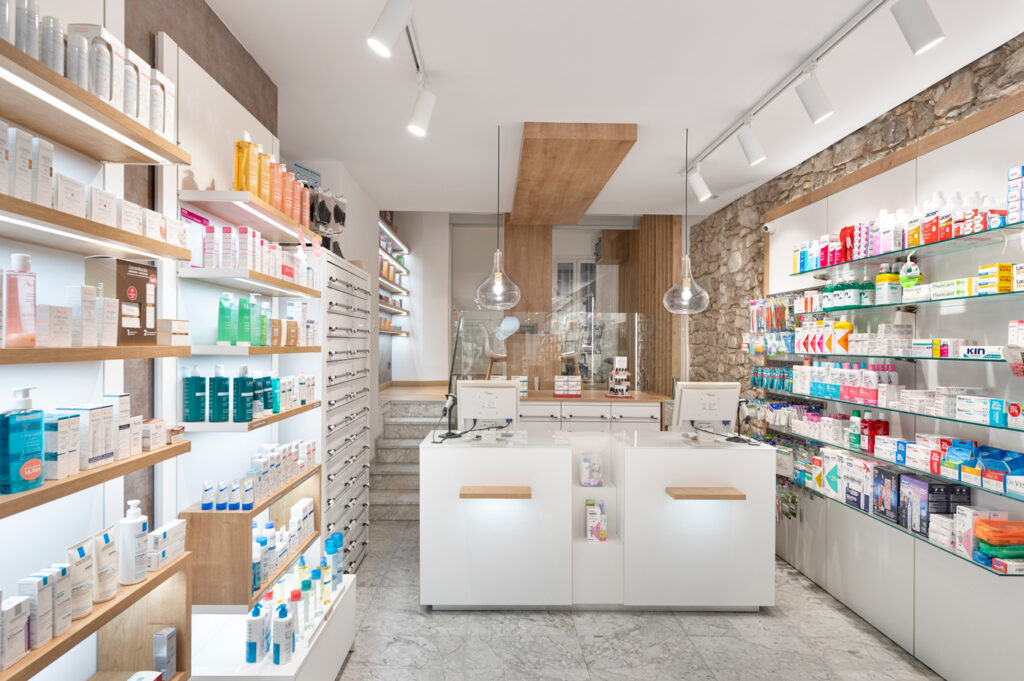Farmacia urbana pequeña Oltra.