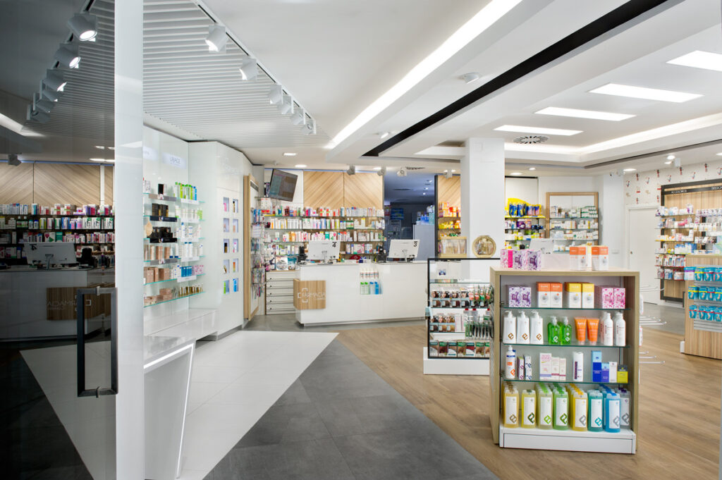 Gondolas de farmacia cerca de los mostradores