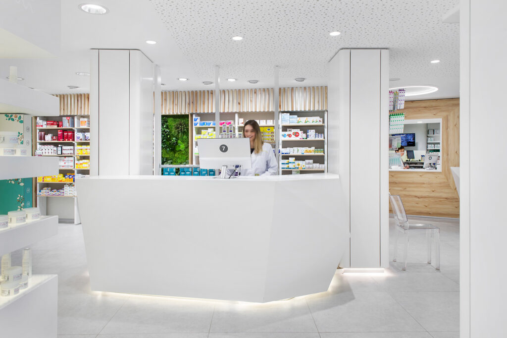 Ambiente de trabajo en farmacia reformada