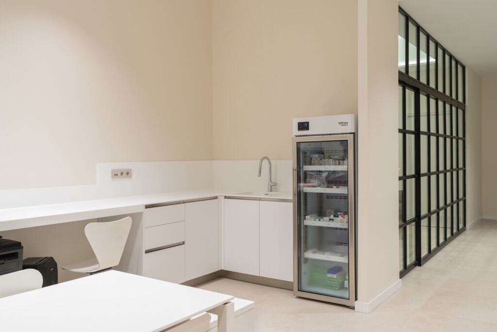 Back office de farmacia Lourdes Segarra. Foto de PORCELANOSA©.