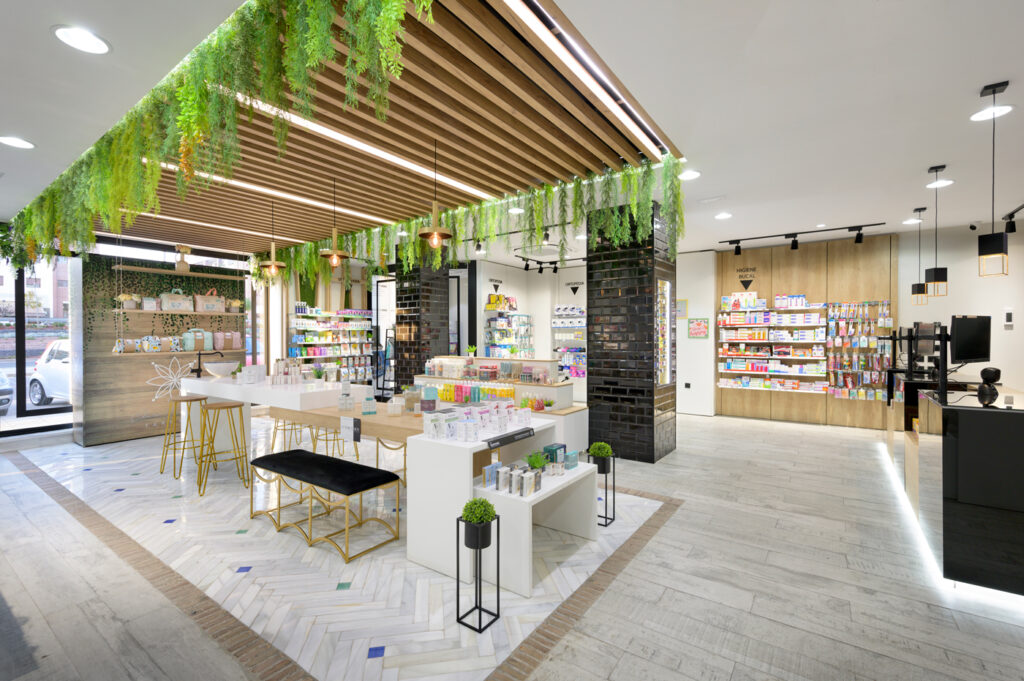 Biofilia para farmacia en Clara Campoamor.