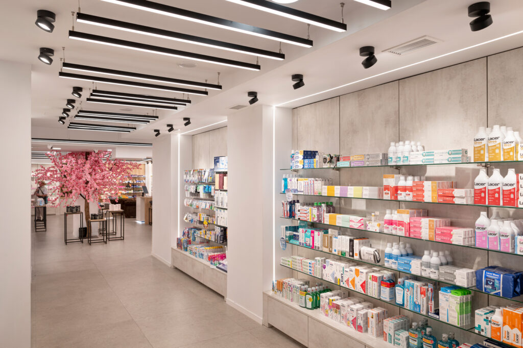 Diseño de categoría en Farmacia El Paseo 24h, reformada por Inside Pharmacy.