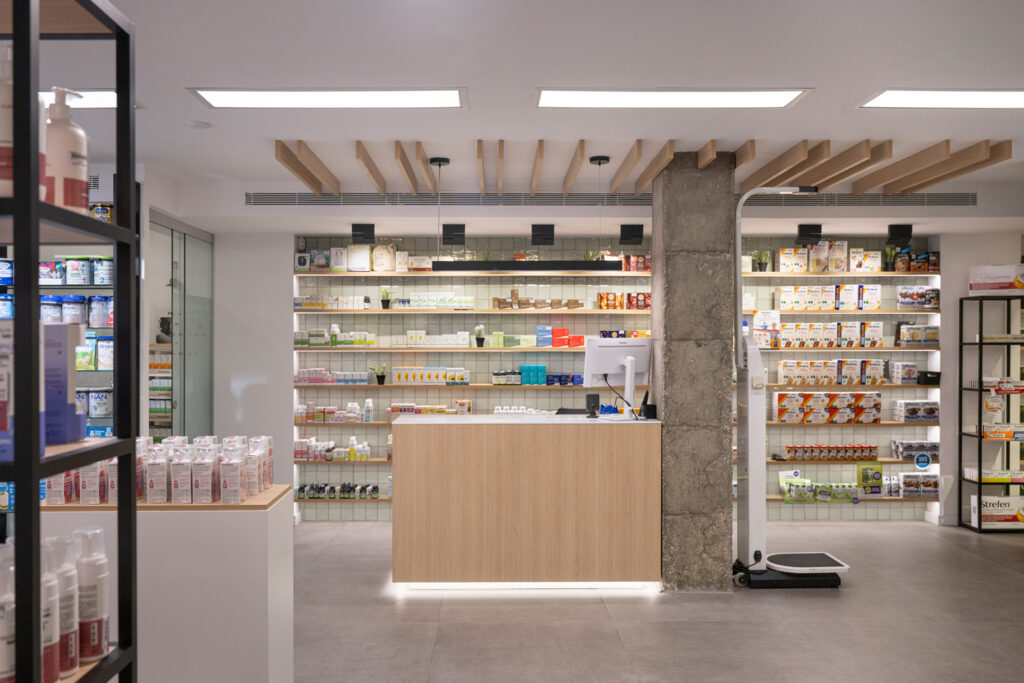 Diseño a medida de categoría y de su mobiliario en farmacia.